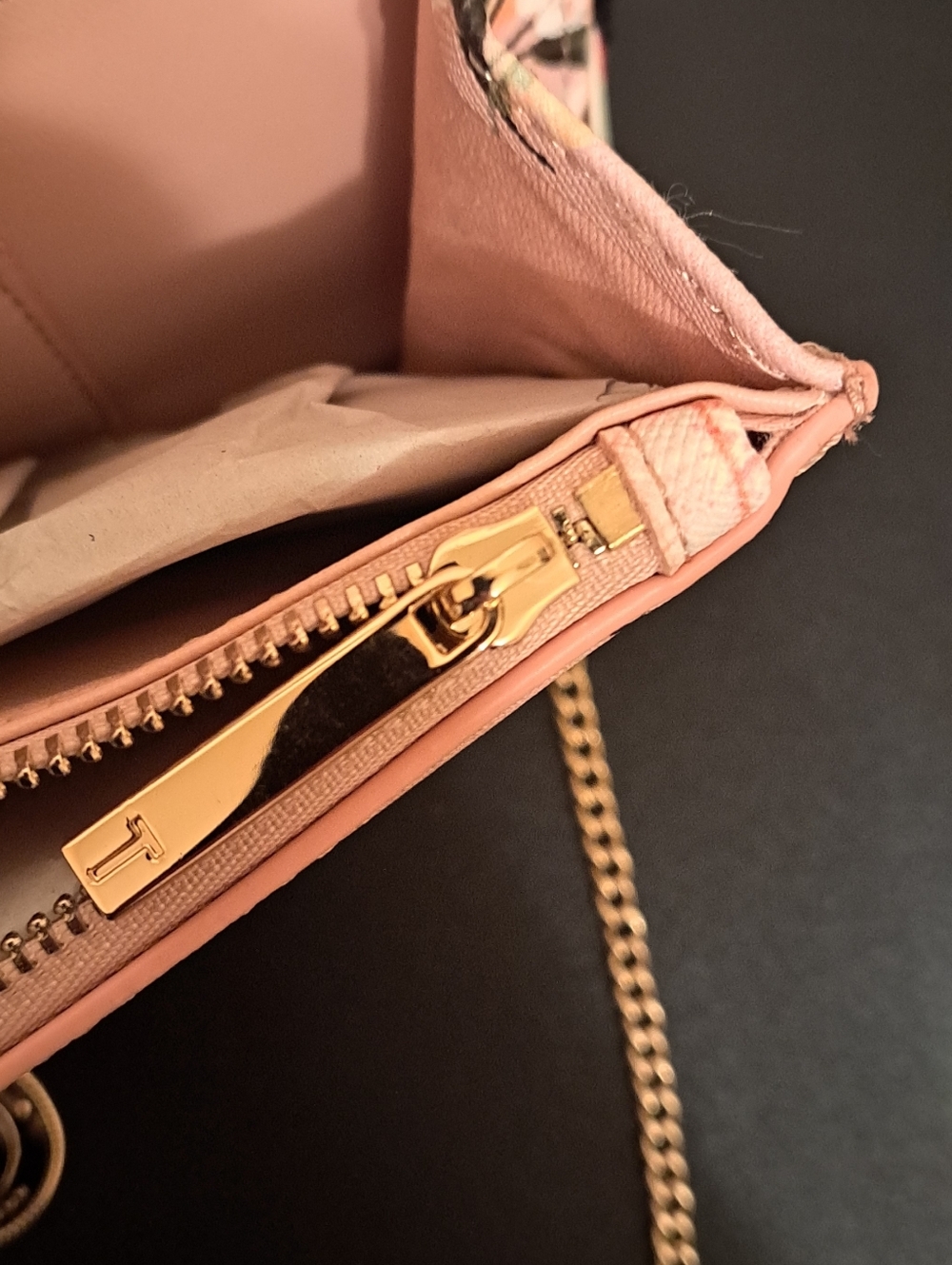 Ted Baker Pink Floral Chain Shoulder Bag w/Gold Hardware NWT and Queen charm. - Picture 9 of 10